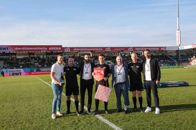 22 05 2026, Ried im Innkreis, AUT, On the road in Upper Austria, SV Oberbank Ried Rapid Wien, Austrian Football League, ADMIRAL Bundesliga, in the picture farewell, Roland Brandner, assistant referee,