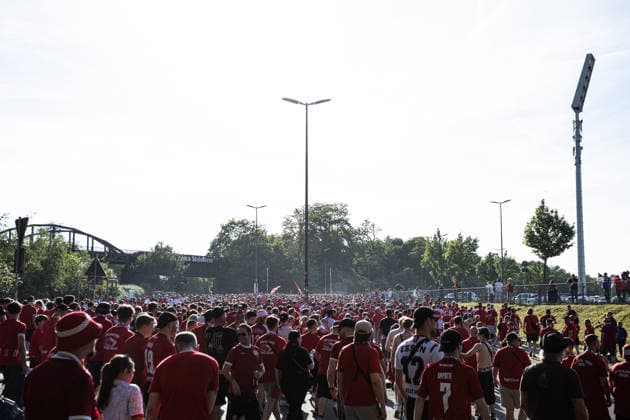 2 Bundesliga, Relegation Rot Weiss Essen SpVgg Greuther Fürth 22 05 2026 Ultras of Rot Weiss Essen, fan march before the match 2 Bundesliga, Relegation Rot Weiss Essen SpVgg Greuther Fürth Stadion an der Hafenstraße, Essen 22 05 2026 DFL DFB regulations prohibit any use of photographs as image sequences and or quasi video Copyright: xBEAUTIFULxSPORTS Buriakovx