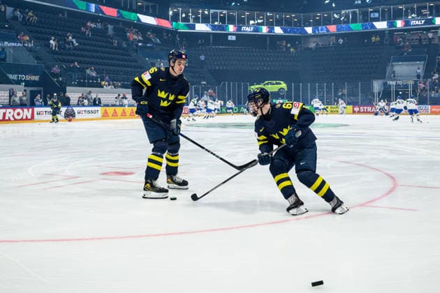 260522 Anton Frondell and Viggo Björck of Sweden during warm up ahead of the 2026 IIHF Ice Hockey World Championship match between Sweden and Italy on May 22, 2026 in Fribourg Photo Jesper Zerman BILDBYRAN kod JZ JZ0726 ishockey ice hockey ishockey vm 2026 vm 2026 iihf world championship sverige sweden italien italy bbeng  Copyright: JESPERxZERMAN BB260522JZ082