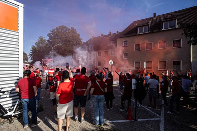 2 Bundesliga, Relegation Rot Weiss Essen SpVgg Greuther Fürth 22 05 2026 Ultras of Rot Weiss Essen, fan march before the match 2 Bundesliga, Relegation Rot Weiss Essen SpVgg Greuther Fürth Stadion an der Hafenstraße, Essen 22 05 2026 DFL DFB regulations prohibit any use of photographs as image sequences and or quasi video Copyright: xBEAUTIFULxSPORTS Buriakovx
