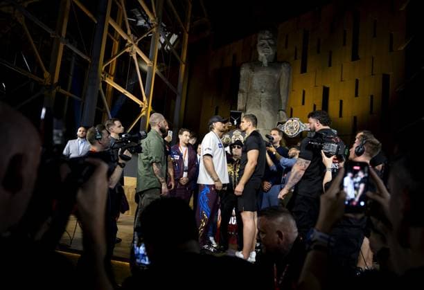 CAIRO - World champion Oleksandr Usyk and boxer Rico Verhoeven during a weigh-in at the Grand Egyptian Museum ahead of the title fight at the Pyramids of Giza. KOEN VAN WEEL ANP xVIxANPxSportx xxANPxIVx 559064978 originalFilename: 559064978.jpg