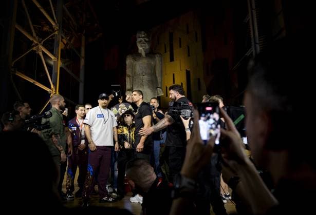 CAIRO - World champion Oleksandr Usyk and boxer Rico Verhoeven during a weigh-in at the Grand Egyptian Museum ahead of the title fight at the Pyramids of Giza. KOEN VAN WEEL ANP xVIxANPxSportx xxANPxIVx 559065136 originalFilename: 559065136.jpg
