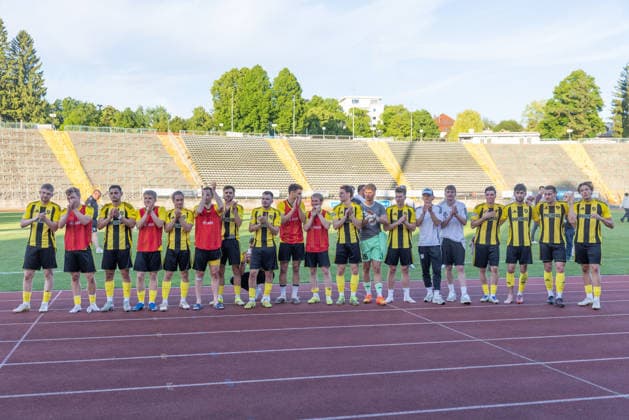 Team SV Kirchanschöring thanks their fans at the match between TSV Schwaben Augsburg v SV Kirchanschöring, Soccer, Men, Regionalliga Bayern Relegation, 2025 2026, Matchday 2 on 22 05 2026 in Augsburg, Rosenaustadion Bayern Germany