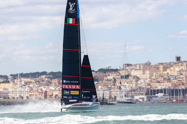 Louis Vuitton 38Th America™S Cup Preliminary Regatta Sardinia Luna Rossa 2 in azione durante il primo giorno di regate ufficiali. La regata preliminare in Sardegna, che fa parte della 38Âª America s Cup ed e sponsorizzata da Louis Vuitton, offre ai team la prima opportunitÃ di mettere alla prova le proprie capacitÃ in vista dell evento di Napoli del 2027. Le regate si svolgeranno nel Golfo di Cagliari e vedranno in gara imbarcazioni AC40 monotipo completamente equalizzate, capaci di raggiungere velocitÃ superiori ai 40 nodi. VenerdÃ¬ 22 maggio 2026 - ( Photo Mauro Ujetto LaPresse ) Louis Vuitton 38Th America™S Cup Preliminary Regatta Sardinia Luna Rossa 2 on the first day of racing in the Preliminary Regatta in Cagliari The preliminary regatta in Sardinia, which is part of the 38th America s Cup and sponsored by Louis Vuitton, offers the first opportunity for teams to test their skills as they prepare for the event in Naples in 2027. The races will take place in the Gulf of Cagliari, featuring fully equalized AC40 one-design yachts that can reach speeds exceeding 40 knots. Friday 22 May 2026 - ( Photo Mauro Ujetto LaPresse )  Copyright: xMauroxUjettox LaPressex