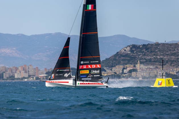 Louis Vuitton 38Th America™S Cup Preliminary Regatta Sardinia Luna Rossa 1 Women And Youth in azione durante il primo giorno di regate ufficiali. La regata preliminare in Sardegna, che fa parte della 38Âª America s Cup ed e sponsorizzata da Louis Vuitton, offre ai team la prima opportunitÃ di mettere alla prova le proprie capacitÃ in vista dell evento di Napoli del 2027. Le regate si svolgeranno nel Golfo di Cagliari e vedranno in gara imbarcazioni AC40 monotipo completamente equalizzate, capaci di raggiungere velocitÃ superiori ai 40 nodi. VenerdÃ¬ 22 maggio 2026 - ( Photo Mauro Ujetto LaPresse ) Louis Vuitton 38Th America™S Cup Preliminary Regatta Sardinia Luna Rossa 1 Women And Youth on the first day of racing in the Preliminary Regatta in Cagliari The preliminary regatta in Sardinia, which is part of the 38th America s Cup and sponsored by Louis Vuitton, offers the first opportunity for teams to test their skills as they prepare for the event in Naples in 2027. The races will take place in the Gulf of Cagliari, featuring fully equalized AC40 one-design yachts that can reach speeds exceeding 40 knots. Friday 22 May 2026 - ( Photo Mauro Ujetto LaPresse )  Copyright: xMauroxUjettox LaPressex