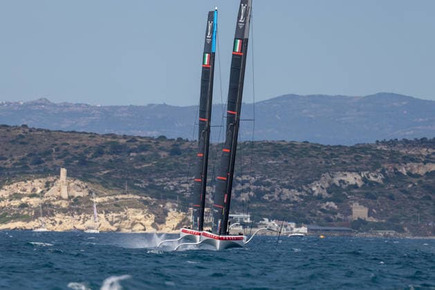 Louis Vuitton 38Th America™S Cup Preliminary Regatta Sardinia Luna Rossa 2 e Luna Rossa 1 Women And Youth in azione durante il primo giorno di regate ufficiali. La regata preliminare in Sardegna, che fa parte della 38Âª America s Cup ed e sponsorizzata da Louis Vuitton, offre ai team la prima opportunitÃ di mettere alla prova le proprie capacitÃ in vista dell evento di Napoli del 2027. Le regate si svolgeranno nel Golfo di Cagliari e vedranno in gara imbarcazioni AC40 monotipo completamente equalizzate, capaci di raggiungere velocitÃ superiori ai 40 nodi. VenerdÃ¬ 22 maggio 2026 - ( Photo Mauro Ujetto LaPresse ) Louis Vuitton 38Th America™S Cup Preliminary Regatta Sardinia Luna Rossa 2 and Luna Rossa 2 on the first day of racing in the Preliminary Regatta in Cagliari The preliminary regatta in Sardinia, which is part of the 38th America s Cup and sponsored by Louis Vuitton, offers the first opportunity for teams to test their skills as they prepare for the event in Naples in 2027. The races will take place in the Gulf of Cagliari, featuring fully equalized AC40 one-design yachts that can reach speeds exceeding 40 knots. Friday 22 May 2026 - ( Photo Mauro Ujetto LaPresse )  Copyright: xMauroxUjettox LaPressex