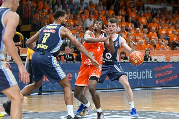 Malik Parsons RASTA Vechta, 03 in duel with Norris Agbakoko ALBA Berlin, 17 RASTA Vechta vs ALBA Berlin, easyCredit Basketball Bundesliga, Play Off, Season 2025 2026, 22 05 2026, RASTA Vechta vs ALBA Berlin, easyCredit Basketball Bundesliga, Play Off, Season 2025 2026, 22 05 2026 Vechta Copyright: xEibner-Pressefoto RobertxGertzenx EP_RGN