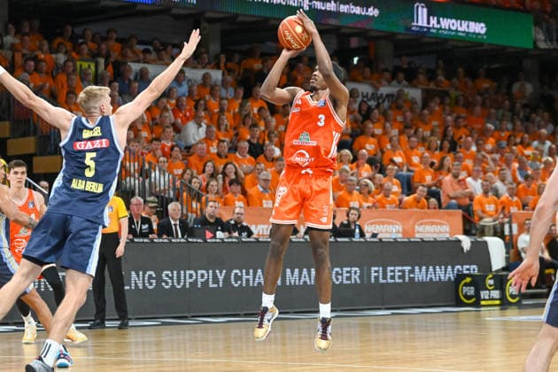 Malik Parsons RASTA Vechta, 03 throws RASTA Vechta vs ALBA Berlin, easyCredit Basketball Bundesliga, Play Off, Season 2025 2026, 22 05 2026, RASTA Vechta vs ALBA Berlin, easyCredit Basketball Bundesliga, Play Off, Season 2025 2026, 22 05 2026 Vechta Copyright: xEibner-Pressefoto RobertxGertzenx EP_RGN