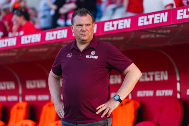 Uwe Koschinat Rot Weiss Essen, Coach watches his team Rot Weiss Essen vs SpVgg Greuther Fuerth, Football, 2 Bundesliga Relegation 2025 26, Relegation first leg, Season 2025 26, 22 05 2026, DFL REGULATES PROHIBIT ANY USE OF PHOTOGRAPHS AS IMAGE SEQUENCES AND OR QUASI VIDEO, Rot Weiss Essen vs FC Ingolstadt 04, Football, 2 Bundesliga Relegation 2025 26, Relegation first leg, Season 2025 26, 22 05 2026 Essen Copyright: xEibner-Pressefoto LukasxBaldygax EP_LBA