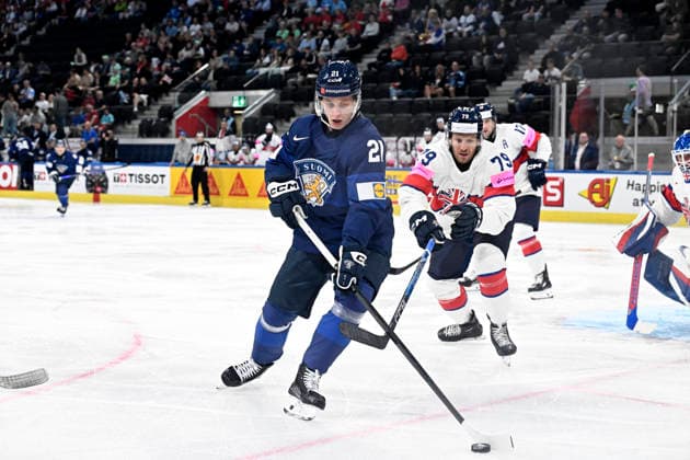 LKS 20260522 Patrik Puistola (L) of Finland vies the puck with Nathanael Halbert of Britain during the 2026 IIHF Ice hockey, Eishockey World Championships preliminary round group A match between Finland and Great Britain in Zurich on May 22th, 2026. - RONI REKOMAA Zürich Switzerland fUQAa0MLBWs  Copyright: xRonixRekomaax fUQAa0MLBWs