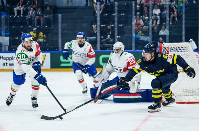 260522 Dylan di Perna of Italy and Ivar Stenberg of Sweden during the 2026 IIHF Ice Hockey World Championship match between Sweden and Italy on May 22, 2026 in Fribourg Photo Jesper Zerman BILDBYRAN kod JZ JZ0726 ishockey ice hockey ishockey vm 2026 vm 2026 iihf world championship sverige sweden italien italy bbeng  Copyright: JESPERxZERMAN BB260522JZ094