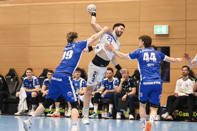 2026 05 22, xkwix, Handball, HBL, ThSV Eisenach TBV Lemgo Lippe, Werner Aßmann Halle, 32 Matchday, Season 2025 2026 Tim Suton TBV Lemgo Lippe 23 throws the ball on goal in a duel against Stephan Seitz ThSV Eisenach 44 and Tillman Leu ThSV Eisenach 99 Photo xKamilxWilkowskixPressefotoKochx Thüringen Germany