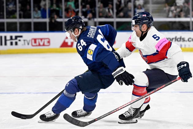 LKS 20260522 Mikael Granlund (L) of Finland vies the puck with Ben Davies of Britain during the 2026 IIHF Ice hockey, Eishockey World Championships preliminary round group A match between Finland and Great Britain in Zurich on May 22th, 2026. - RONI REKOMAA Zürich Switzerland f_tuhP4yc2A  Copyright: xRonixRekomaax f_tuhP4yc2A