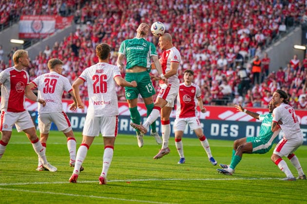 Germany Soccer 2 Bundesliga Relegation 2025 2026 Rot Weiss Essen vs SpVgg Greuther Fürth Stadion an der Hafenstraße Essen Jan Elvedi SpVgg Greuther Fürth, 15 Tobias Kraulich Rot Weiss Essen, 33 Header duel Copyright: xJOERANxSTEINSIEKx