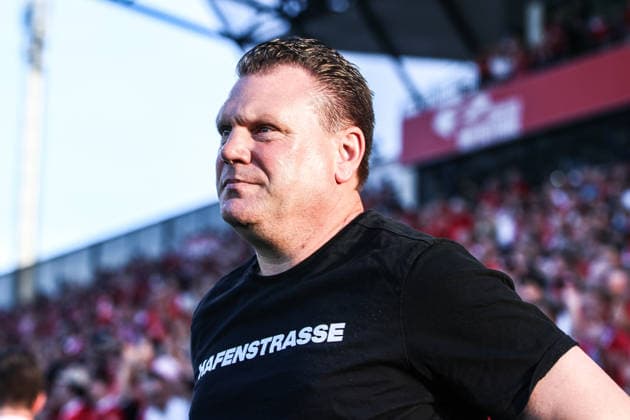 Sport, Football, Relegation 2026 Season 2025 2026 First leg Rot Weiss Essen SpVgg Greuther Fürth 22 05 2026, Stadion an der Hafenstraße Uwe Koschinat Coach, Rot Weiss Essen Essen Stadion an der Hafenstraße North Rhine-Westphalia Germany