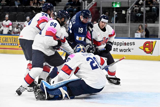 LKS 20260522 Waltteri Merelä (C) of Finland try to score against goalkeeper Mat Robson of Britain during the 2026 IIHF Ice hockey, Eishockey World Championships preliminary round group A match between Finland and Great Britain in Zurich on May 22th, 2026. - RONI REKOMAA Zürich Switzerland YXtAjCx_hxs  Copyright: xRonixRekomaax YXtAjCx_hxs