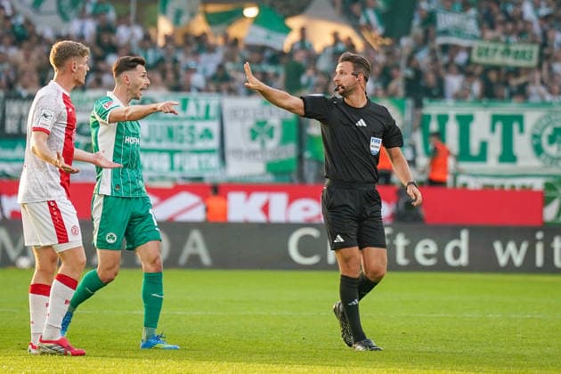 Germany Soccer 2 Bundesliga Relegation 2025 2026 Rot Weiss Essen vs SpVgg Greuther Fürth Stadion an der Hafenstraße Essen Referee Daniel Schlager Copyright: xJOERANxSTEINSIEKx