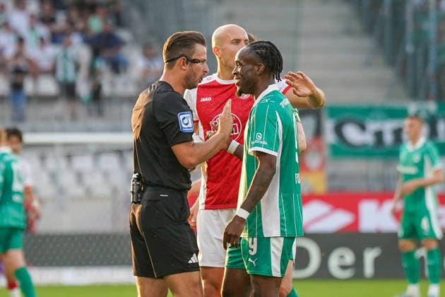 Germany Soccer 2 Bundesliga Relegation 2025 2026 Rot Weiss Essen vs SpVgg Greuther Fürth Stadion an der Hafenstraße Essen Referee Daniel Schlager admonishes Noel Futkeu SpVgg Greuther Fürth, 9 Copyright: xJOERANxSTEINSIEKx