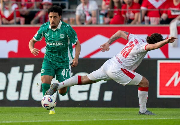 duel between Sayfallah Ltaief SpVgg Greuther Fuerth, 47 li Und Jose Enrique Rios Alonso Rot Weiss Essen, 23 Rot Weiss Essen SpVgg Greuther Fürth, Fußball, Relegation zur 2 Bundesliga, Stadion an der Hafenstraße, Essen DFL regulations prohibit any use of photographs as image sequences and or quasi video Copyright: HMBxMedia xMarcoxBader