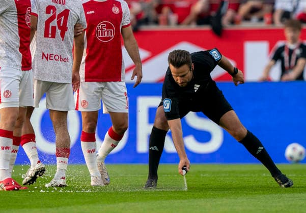 Daniel Schlager Referee with free kick spray Rot Weiss Essen SpVgg Greuther Fürth, Football, Relegation to Bundesliga 2, Stadion an der Hafenstraße, Essen DFL regulations prohibit any use of photographs as image sequences and or quasi video Copyright: HMBxMedia xMarcoxBader