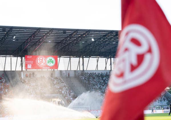 Corner flag with RW Essen logo In the background you can see the scoreboard with the fixture Rot Weiss Essen SpVgg Greuther Fürth, Football, Relegation to Bundesliga 2, Stadion an der Hafenstraße, Essen DFL regulations prohibit any use of photographs as image sequences and or quasi video Copyright: HMBxMedia xMarcoxBader