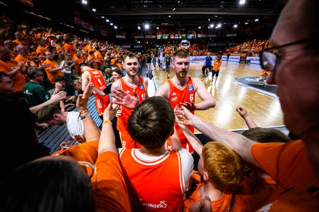 22 05 2026, Rasta Dome, Vechta Basketball, easyCredit Bundesliga, Playoffs quarterfinals, Rasta Vechta vs ALBA Berlin cheers Linus Trettin 15 Vechta , Luc van Slooten 6 Vechta after victory with fans