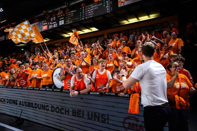 22 05 2026, Rasta Dome, Vechta Basketball, easyCredit Bundesliga, Playoffs quarter-finals, Rasta Vechta vs ALBA Berlin cheers Christian Held Head Coach Vechta after victory with fans