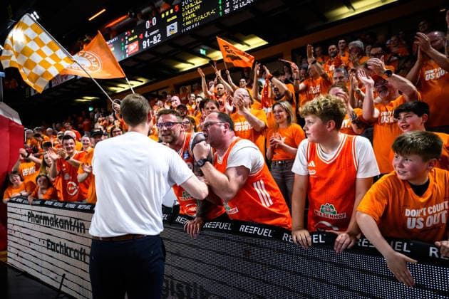 22 05 2026, Rasta Dome, Vechta Basketball, easyCredit Bundesliga, Playoffs quarter-finals, Rasta Vechta vs ALBA Berlin cheers Christian Held Head Coach Vechta after victory with fans