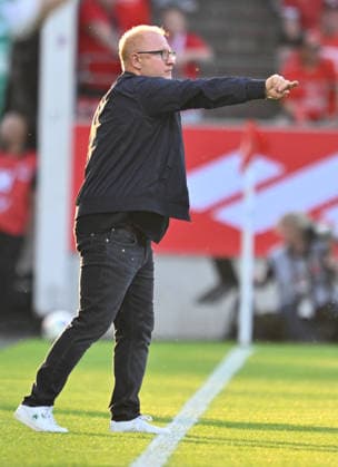 22 05 2026 Soccer season 2025 2026 Relegation 2 Soccer Bundesliga first leg Rot Weiss Essen RWE SpVgg Greuther Fürth Kleeblatt Sportfoto Zink xwoxzix DFL regulations prohibit any use of photographs as image sequences and or quasi video only for editorial use Heiko Vogel Trainer SpVgg Greuther Fürth zeigt hinutet