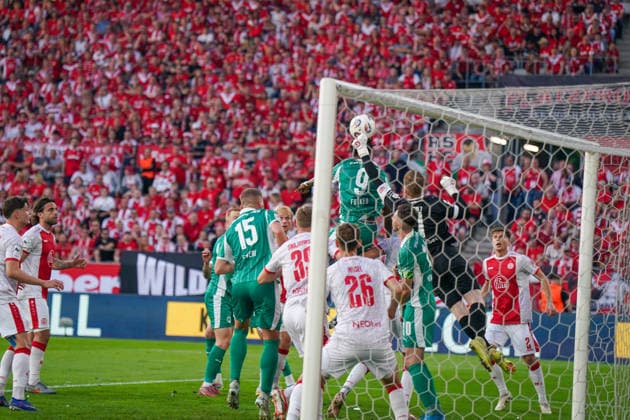 Germany Soccer 2 Bundesliga Relegation 2025 2026 Rot Weiss Essen vs SpVgg Greuther Fürth Stadion an der Hafenstraße Essen Jakob Golz Rot Weiss Essen, 1 in action Copyright: xJOERANxSTEINSIEKx