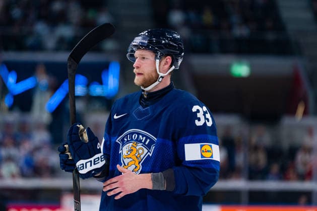 ZURICH, SWITZERLAND - MAY 22: Nikolas Matinpalo (Finland, 33) in a break during the Preliminary Round - Group A Match 35 between Finland and Great Britain at the IIHF Ice hockey, Eishockey World Championship, WM, Weltmeisterschaft 2026, Swiss Life Arena on May 22, 2026 in Zurich, Switzerland. Zurich Switzerland Copyright: xTimoxSteinx