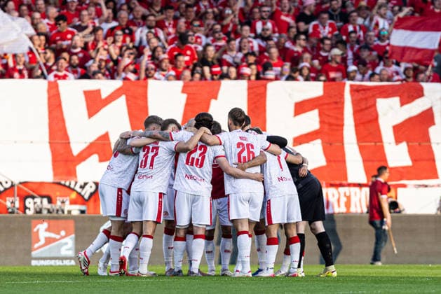 2 Bundesliga, Relegation Rot Weiss Essen SpVgg Greuther Fürth 22 05 2026 Rot Weiss Essen in the team circle until the start of the match 2 Bundesliga, Relegation Rot Weiss Essen SpVgg Greuther Fürth Stadion an der Hafenstraße, Essen 22 05 2026 DFL DFB regulations prohibit any use of photographs as image sequences and or quasi video Copyright: xBEAUTIFULxSPORTS Buriakovx