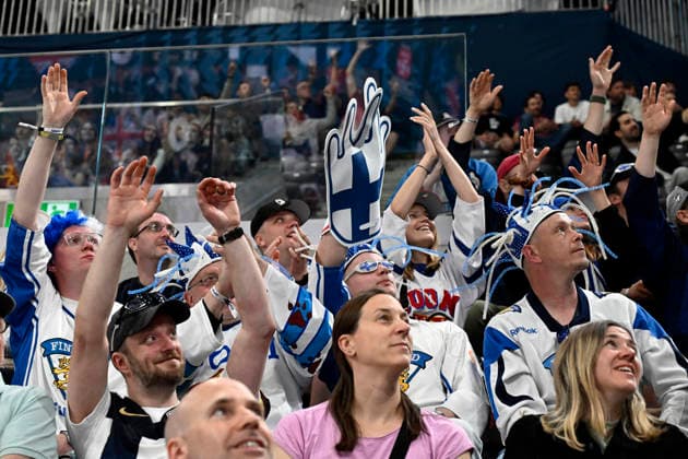 LKS 20260522 Finnish fans cheer during the 2026 IIHF Ice hockey, Eishockey World Championships preliminary round group A match between Finland and Great Britain in Zurich on May 22th, 2026. - RONI REKOMAA Zürich Switzerland paDgdFwyP0U  Copyright: xRonixRekomaax paDgdFwyP0U