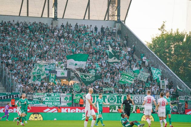 Germany Football 2 Bundesliga Relegation 2025 2026 Rot Weiss Essen vs SpVgg Greuther Fürth Stadion an der Hafenstraße Essen Guest fans of SpVgg Greuther Fürth support their team in the sold-out guest block with numerous green and white flags and banners Active fan scene and Ultras create a great atmosphere in the stadium on Hafenstraße during the relegation match Football fans, Supporters, cloverleaf, away fans, guest block, fan culture, choreography, promotion fight, 2 Bundesliga, matchday, stadium atmosphere, soccer tradition, sporting event, Ruhr area, North Rhine-Westphalia, STEINSIEK CH Copyright: xJOERANxSTEINSIEKx
