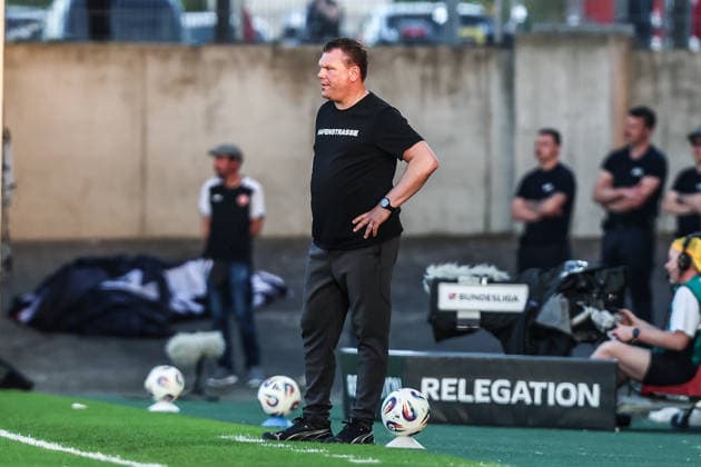 Sport, Football, Relegation 2026 Season 2025 2026 First leg Rot Weiss Essen SpVgg Greuther Fürth 22 05 2026, Stadion an der Hafenstraße Uwe Koschinat Coach, Rot Weiss Essen Essen Stadion an der Hafenstraße North Rhine-Westphalia Germany
