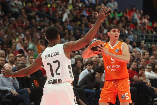 Valencia Basket v Real Madrid - EuroLeague Final Four ATHENS, GREECE - MAY 22: Sergio De Larrea (5) of Valencia Basket in action against Maledon (12) of Real Madrid during the EuroLeague Final Four match between Valencia Basket and Real Madrid at OAKA Arena in Athens, Greece, on May 22, 2026. Ayhan Mehmet Anadolu Athens Greece. Editorial use only. Please get in touch for any other usage.  Copyright: x2026xAnadoluxAyhanxMehmetx