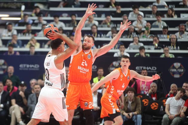 Valencia Basket v Real Madrid - EuroLeague Final Four ATHENS, GREECE - MAY 22: Matthew Costello (24) of Valencia Basket in action against Trey Lyles (0) of Real Madrid during the EuroLeague Final Four match between Valencia Basket and Real Madrid at OAKA Arena in Athens, Greece, on May 22, 2026. Ayhan Mehmet Anadolu Athens Greece. Editorial use only. Please get in touch for any other usage.  Copyright: x2026xAnadoluxAyhanxMehmetx
