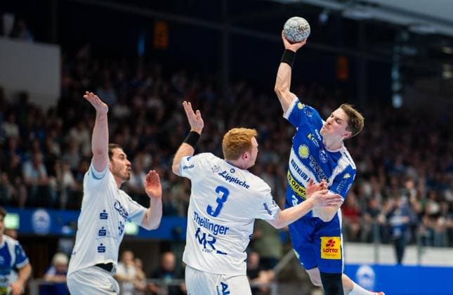 DAIKIN HBL HANDBALL MEN 1 BL 32 GAME DAY THSV EISENACH TBV LEMGO LIPPE FOR EDITORIAL PURPOSES ONLY p 22 05 2026 Eisenach DAIKIN HBL Handball 1 Bundesliga Men Season 2025 2026 32 Matchday Werner Assmann Halle ThSV Eisenach TBV Lemgo Lippe in photo Oskar Joelsson 3 ThSV Eisenach in duel with Nicolai Theilinger 3 TBV Lemgo Lippe Germany Thuringia Eisenach Copyright SaschaxFromm Copyright: SaschaxFromm doc85ykuc7k76ap3zu5b42 ,EDITORIAL USE ONLY Copyright: SaschaxFromm