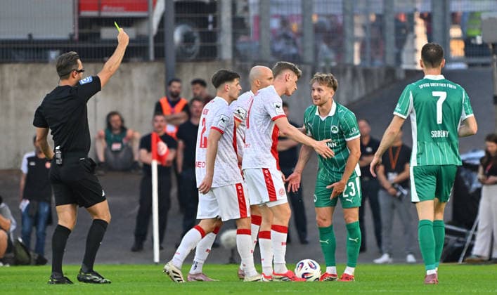 22 05 2026 Soccer season 2025 2026 Relegation 2 Soccer Bundesliga first leg Rot Weiss Essen RWE SpVgg Greuther Fürth Kleeblatt Sportfoto Zink MeZi xmexzix DFL regulations prohibit any use of photographs as image sequences and or quasi video only for editorial use Daniel Schlager Referee shows Jannik Dehm 23, SpVgg Greuther Fürth yellow card yellow