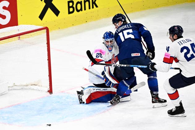 LKS 20260522 Anton Lundell (C) of Finland makes a screen in front of goalkeeper Mat Robson of Britain during the 2026 IIHF Ice hockey, Eishockey World Championships preliminary round group A match between Finland and Great Britain in Zurich on May 22th, 2026. - RONI REKOMAA Zürich Switzerland 1_o0WyFZMDg  Copyright: xRonixRekomaax 1_o0WyFZMDg