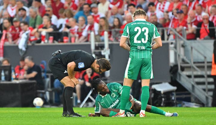 22 05 2026 Soccer season 2025 2026 Relegation 2 Soccer Bundesliga first leg Rot Weiss Essen RWE SpVgg Greuther Fürth Kleeblatt Sportfoto Zink MeZi xmexzix DFL regulations prohibit any use of photographs as image sequences and or quasi video only for editorial use Noel Futkeu 9, SpVgg Greuther Fürth battered on the ground
