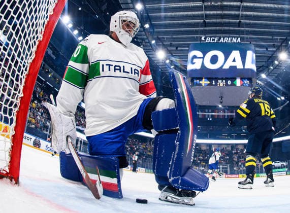 260522 Goaltender Damian Clara of Italy looks dejected after 2 0 during the 2026 IIHF Ice Hockey World Championship match between Sweden and Italy on May 22, 2026 in Fribourg Photo Jesper Zerman BILDBYRAN kod JZ JZ0726 ishockey ice hockey ishockey vm 2026 vm 2026 iihf world championship sverige sweden italien italy bbeng depp  Copyright: JESPERxZERMAN BB260522JZ111