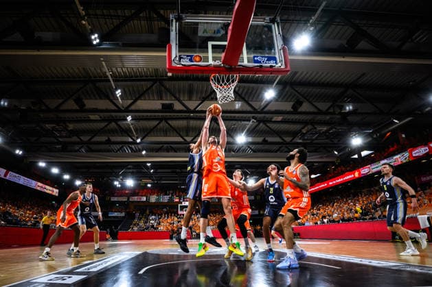 22 05 2026, Rasta Dome, Vechta Basketball, easyCredit Bundesliga, Playoffs quarterfinals, Rasta Vechta vs ALBA Berlin duel between Tibor Pleiß Pleiss 22 Vechta and Norris Agbakoko 17 Berlin under the basket