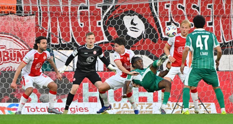 22 05 2026 Soccer season 2025 2026 Relegation 2 Soccer Bundesliga first leg Rot Weiss Essen RWE SpVgg Greuther Fürth Kleeblatt Sportfoto Zink MeZi xmexzix DFL regulations prohibit any use of photographs as image sequences and or quasi video only for editorial use Noel Futkeu 9, SpVgg Greuther Fürth Fallrückzieher