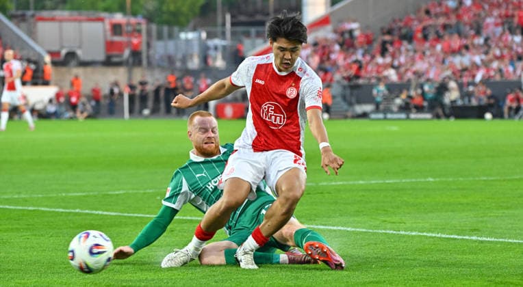 22 05 2026 Soccer season 2025 2026 Relegation 2 Soccer Bundesliga first leg Rot Weiss Essen RWE SpVgg Greuther Fürth Kleeblatt Sportfoto Zink MeZi xmexzix DFL regulations prohibit any use of photographs as image sequences and or quasi video only for editorial use Kaito Mizuta 24, Rot Weiss Essen in front of Paul Will 13, SpVgg Greuther Fürth