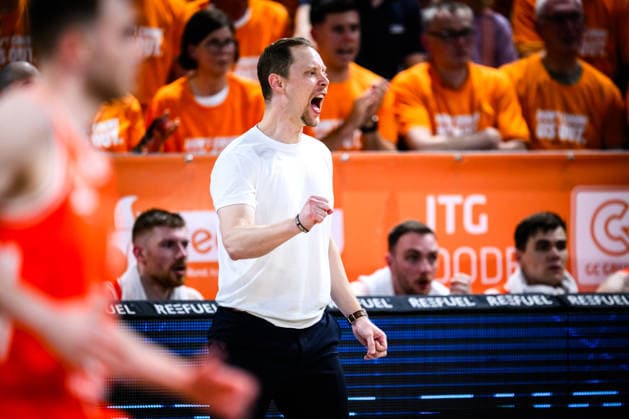 22 05 2026, Rasta Dome, Vechta Basketball, easyCredit Bundesliga, Playoffs quarterfinals, Rasta Vechta vs ALBA Berlin cheers Christian Held Head Coach Vechta