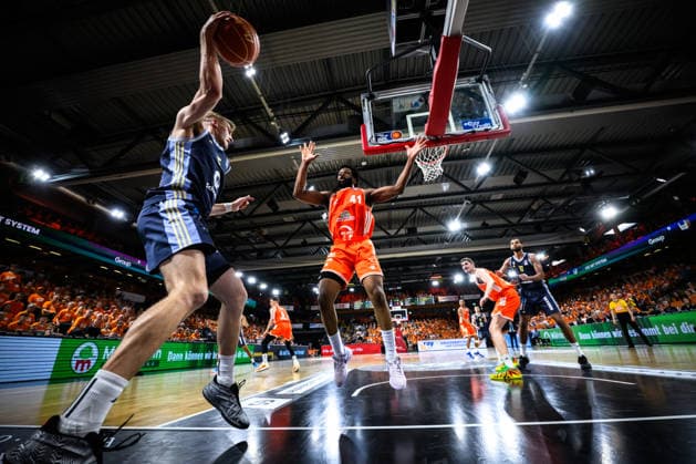 22 05 2026, Rasta Dome, Vechta Basketball, easyCredit Bundesliga, Playoffs quarterfinals, Rasta Vechta vs ALBA Berlin Sam Griesel 5 Berlin under the basket vs Lloyd Pandi 41 Vechta