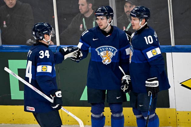 LKS 20260522 Aatu Räty (L), goalscorer Ville Heinola and Henri Jokiharju of Finland celebrate 2-0 goal during the 2026 IIHF Ice hockey, Eishockey World Championships preliminary round group A match between Finland and Great Britain in Zurich on May 22th, 2026. - RONI REKOMAA Zürich Switzerland bq6WFtkDEgo  Copyright: xRonixRekomaax bq6WFtkDEgo