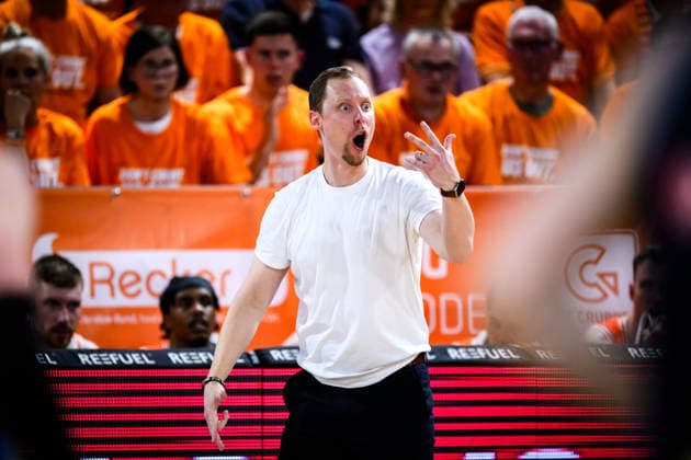 22 05 2026, Rasta Dome, Vechta Basketball, easyCredit Bundesliga, Playoffs quarterfinals, Rasta Vechta vs ALBA Berlin cheers Christian Held Head Coach Vechta