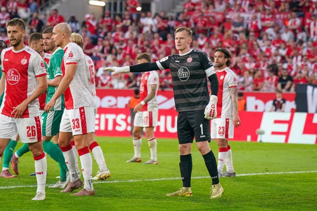 Germany Soccer 2 Bundesliga Relegation 2025 2026 Rot Weiss Essen vs SpVgg Greuther Fürth Stadion an der Hafenstraße Essen Jakob Golz Rot Weiss Essen, 1 Copyright: xJOERANxSTEINSIEKx